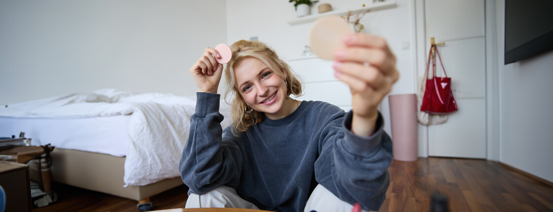 Eine junge Frau sitzt in ihrer eigenen Wohnung