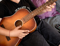 Gitarrespielender Jugendlicher im Sprungbrett