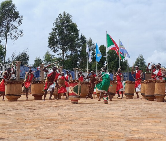 Burundische Tänzer und Trommler zeigen ihr Können bei der Eröffnungsfeier