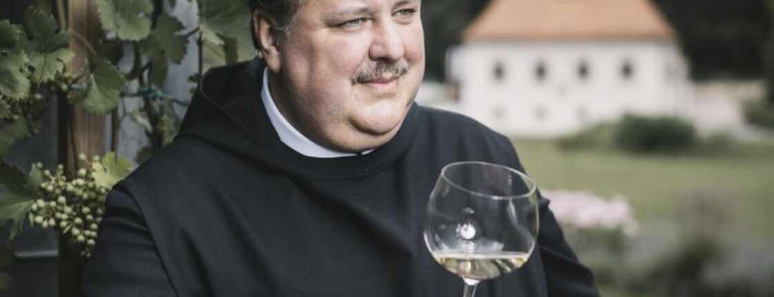 Pater Egon vor dem Weingut Dveri Pax