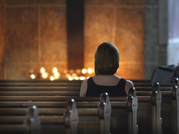 Junge Frau in einer Kirche / Young woman in a church