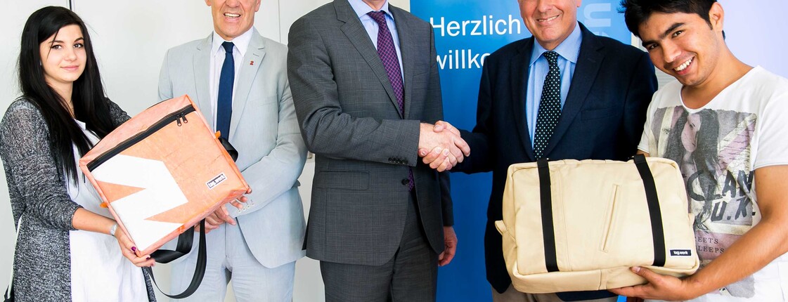 Steiermärkische CSR-Leiter Günther Feldgrill und Vorstandsdirektor Dr. Gerhard Fabisch mit Caritasdirektor Franz Küberl und Jugendlichen