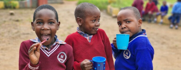 Drei afrikanische Kinder in Tansania