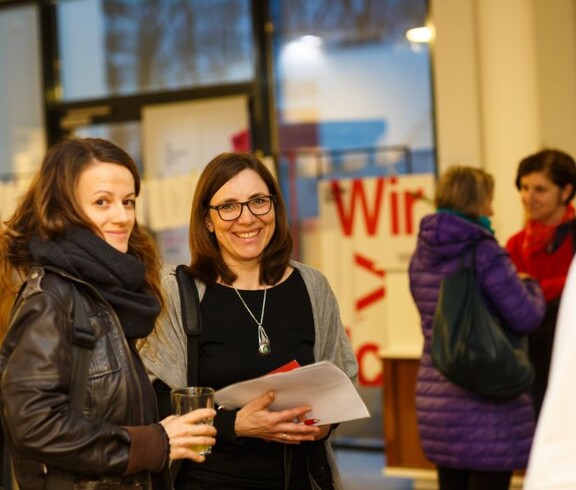 Martina Raiser vom Caritas-Jugendstreetwork und Caritas-Pressesprecherin Irmgard Rieger, MAS