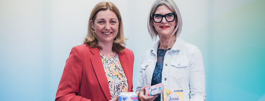 Hygieneboxen gegen Scham und Armut: Hannelore Weihrauch, Mitglied der Geschäftsleitung bei dm Österreich, mit Caritasdirektorin Nora Tödtling-Musenbichler