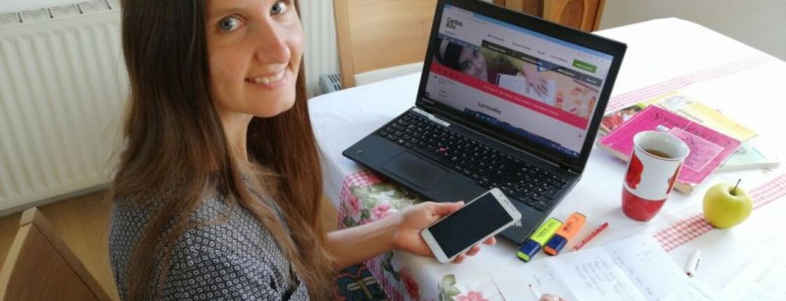 Ferncafe Mitarbeiterin im Homeoffice mit digitalen Lernunterlagen