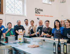 Das Team von Gölles kocht beim Social Team Day im Caritas Marienstüberl das Mittagessen für armutsbetroffene Menschen