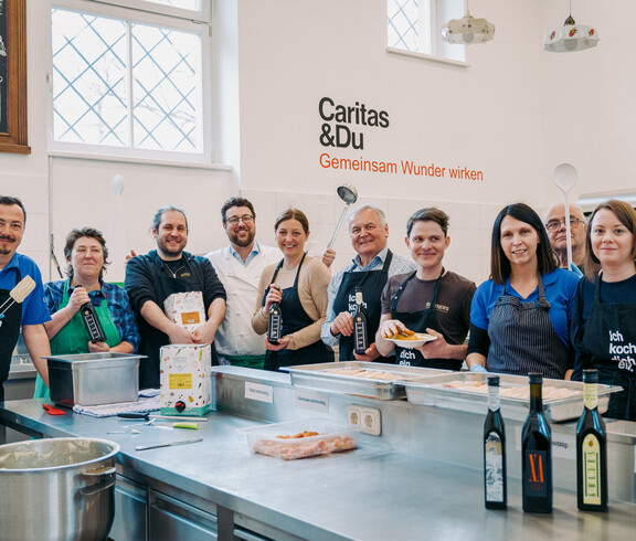 Das Team von Gölles kocht beim Social Team Day im Caritas Marienstüberl das Mittagessen für armutsbetroffene Menschen