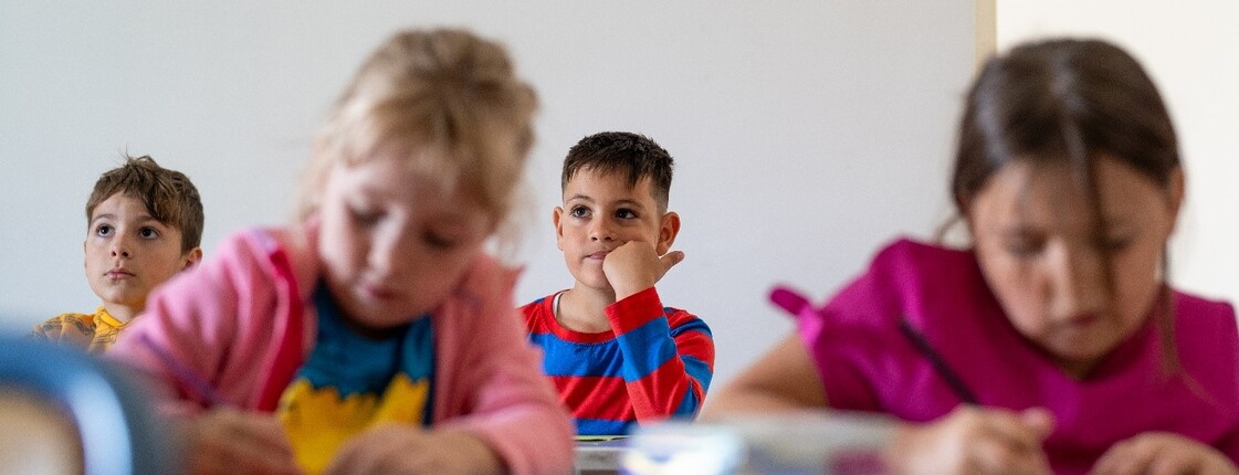Die Kinder lernen konzentriert