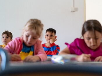 Die Kinder lernen konzentriert