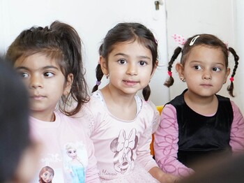 Drei Kinder in der Kindertagesstätte Fakulteta