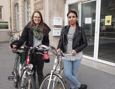 Bike-Patin und begleitete Frau übernehmen Fahrräder bei der Caritas