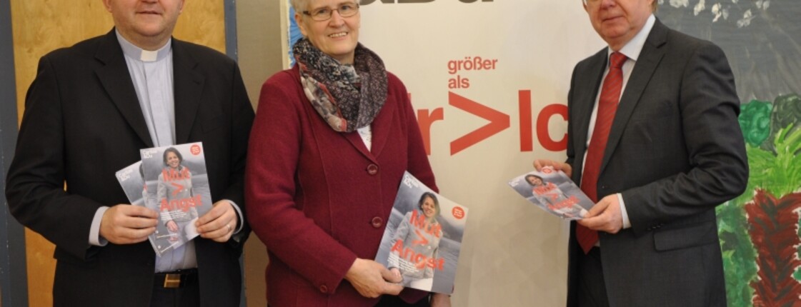 Rudolf Rappel, Pfarrer in Knittelfeld, Haussammlerin Angela Kamper und Caritasdirektor Herbert Beiglböck im Rahmen der Haussammlungspressekonferenz in der Pfarre Gösting.