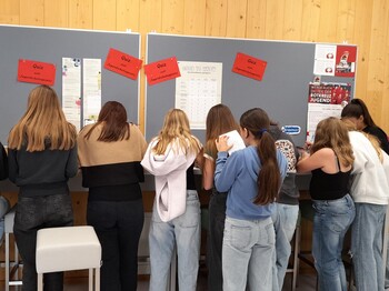 Schülerinnen stehen vor einer Schultafel