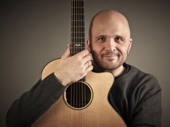 Martin Moro mit Gitarre