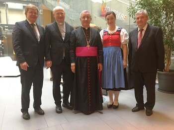 (v.l.n.r.:) Caritas Direktor Herbert Beiglböck, der St. Lorenzener Pfarrer Herbert Kernstock, Caritas-Auslandshilfe-Mitarbeiterin Anna Steiner und Herbert Grün von der Caritas Temeswar gratulierten dem neu geweihten Bischof József Csaba Pál.