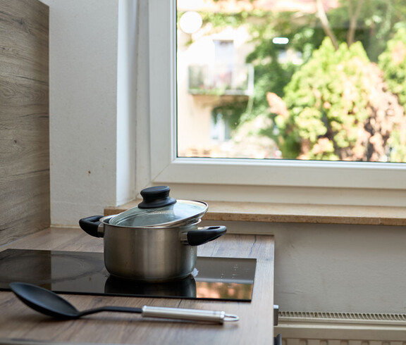 Kochtopf am Herd in einer mobil betreuten Jugendwohnung in des MOB Feldbach