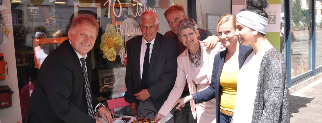 Vorstandsvorsitzender Dipl.-Ing. Wolfgang Malik, Caritasdirektor Franz Küberl, Vorstandsdirektor Mag. Dr. Wolfgang Messner, Vorstandsdirektorin Mag.a Barbara Muhr, Teamleiterin Mag. Beatrix Lorber und tag.werkerin Shirim beim Anschnitt der Torte.