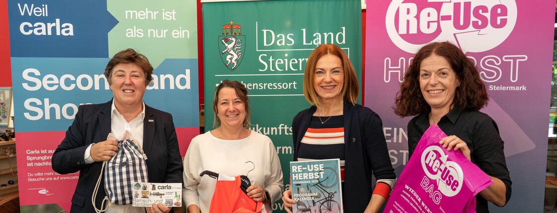 Von links nach rechts: Caritas-Vizedirektorin Petra Prattes, Abteilungsleiterin Tamara Puff, Landesrätin Simone Schmiedtbauer, Ingrid Winter, Leiterin Referat Abfall- und Ressourcenwirtschaft stehen vor Roll-Ups von Carla und ReUse-Herbst