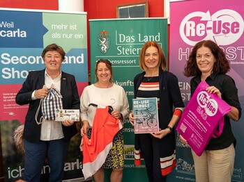 Von links nach rechts: Caritas-Vizedirektorin Petra Prattes, Abteilungsleiterin Tamara Puff, Landesrätin Simone Schmiedtbauer, Ingrid Winter, Leiterin Referat Abfall- und Ressourcenwirtschaft stehen vor Roll-Ups von Carla und ReUse-Herbst