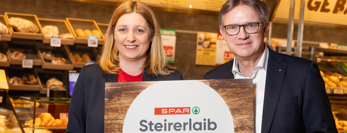 Geschäftsführer von Spar und Caritasdirektorin präsentieren Steirerlaib-Brot zugunsten Caritas Marienstüberl