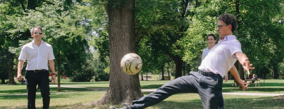 Stadtrat Kurt Hohensinner, SK Sturm-Profi und Homeless-World Cup Österreich Botschafterin Emily Cancienne und Rolf Spiegel, stv. Bereichsleiter Bildung und Interkultur der Caritas Steiermark, beim spontanen Fußballspiel im Augarten.