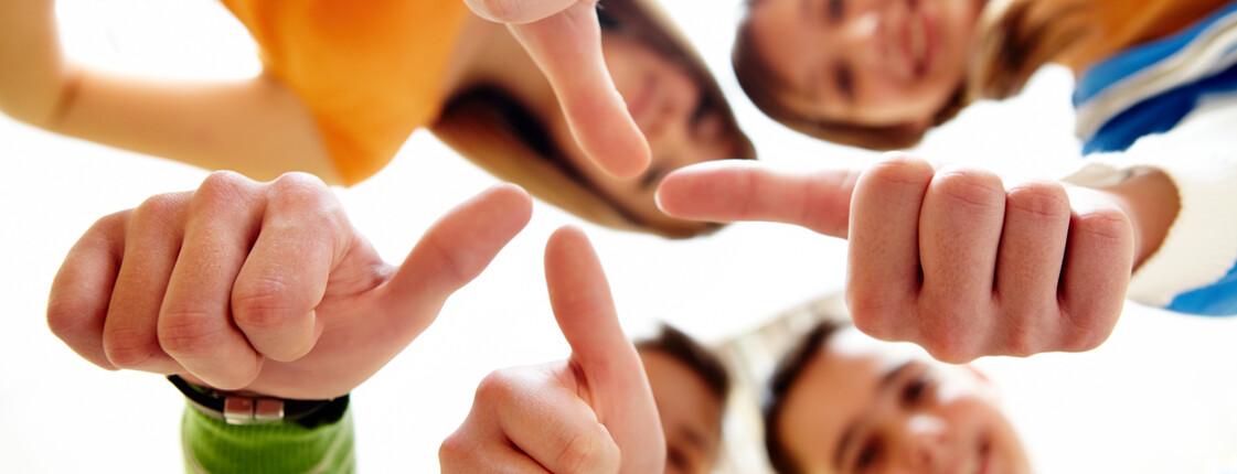 Kinder halten die Daumen hoch