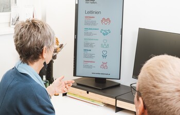 Frau und Mann vor einem Bildschirm