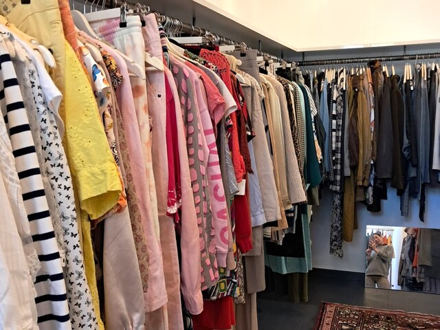 Die bunte Kleiderauswahl im Carla Pop-up