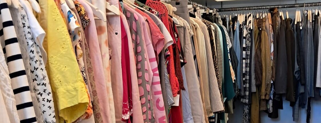 Die bunte Kleiderauswahl im Carla Pop-up