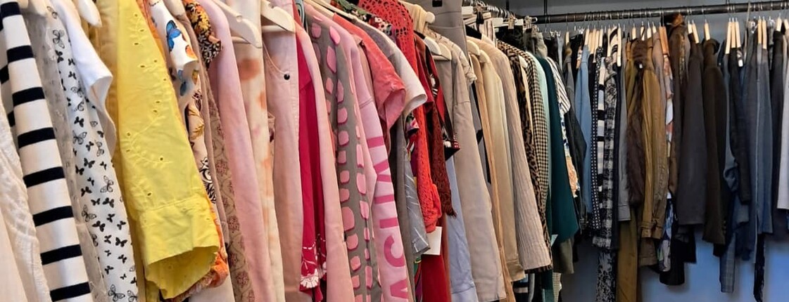 Die bunte Kleiderauswahl im Carla Pop-up