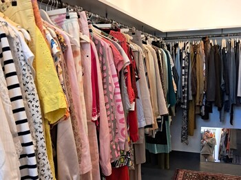 Die bunte Kleiderauswahl im Carla Pop-up