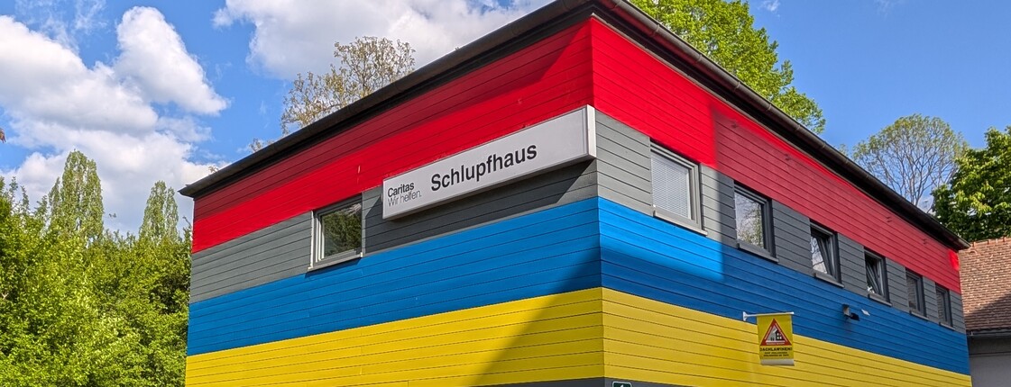 Die Fassade der Jugendnotschlafstelle Schlupfhaus mit Schild