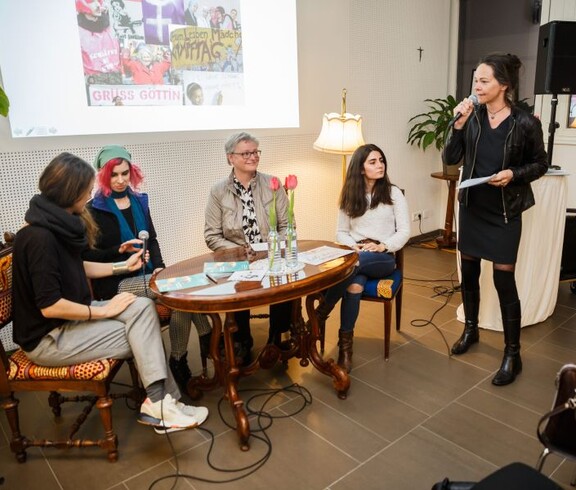 Martina Raiser vom Caritas-Jugendstreetwork, Birgit Hofstadler vom JAM Mädchenzentrum, die Direktorin der Grazer Schulschwestern Sr. Maga Hanna Neissl und die Studentin Mahshad Safaei im Gespräch mit Moderatorin Shenja Paar