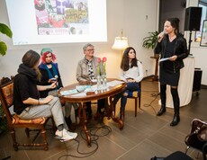 Martina Raiser vom Caritas-Jugendstreetwork, Birgit Hofstadler vom JAM Mädchenzentrum, die Direktorin der Grazer Schulschwestern Sr. Maga Hanna Neissl und die Studentin Mahshad Safaei im Gespräch mit Moderatorin Shenja Paar