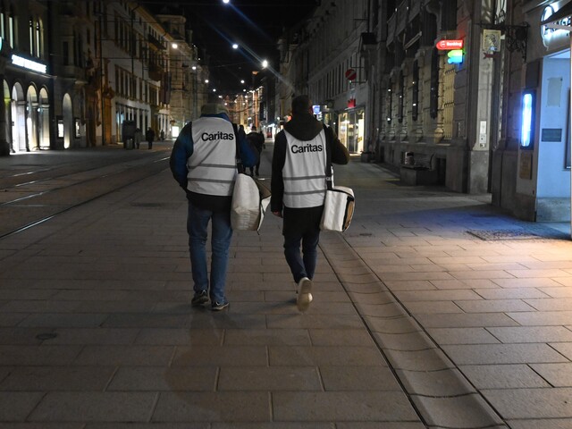 Das Kältetelefon-Team geht durch die Herrengasse, am Weg einer obdachlosen Person einen Schlafsack zu bringen