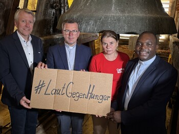 Caritas-Vizedirektor Thomas Ferk, Weihbischof Johannes Freitag und Caritas-Auslandshilfeleiterin Brigitte Kroutil-Krenn mit Kaplan Jean-Baptiste Iranzi aus Burundi stehen beim Glockenläuten im Glockenturm der Basilika Mariatrost