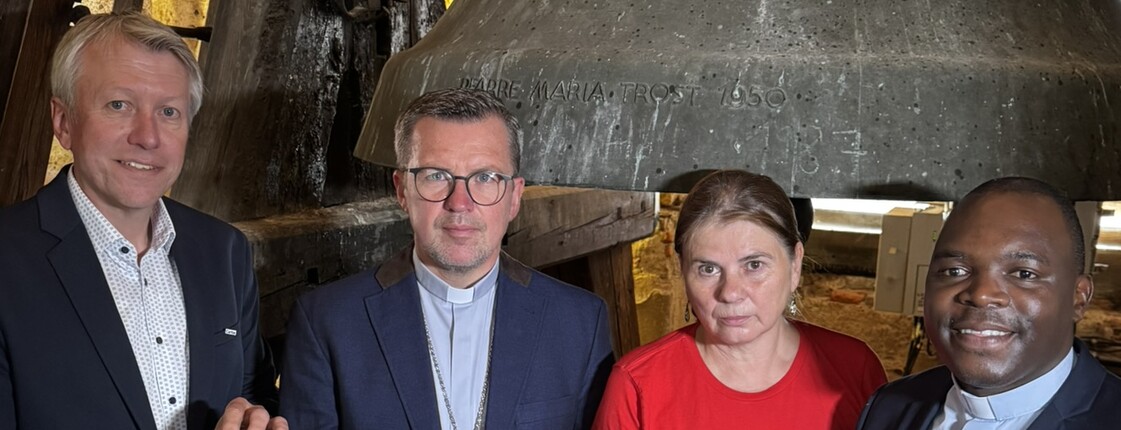 Caritas-Vizedirektor Thomas Ferk, Weihbischof Johannes Freitag und Caritas-Auslandshilfeleiterin Brigitte Kroutil-Krenn mit Kaplan Jean-Baptiste Iranzi aus Burundi stehen beim Glockenläuten im Glockenturm der Basilika Mariatrost