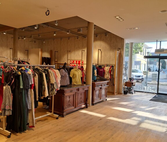 Das große Sortiment an Textilien im Carla-Shop Feldbach