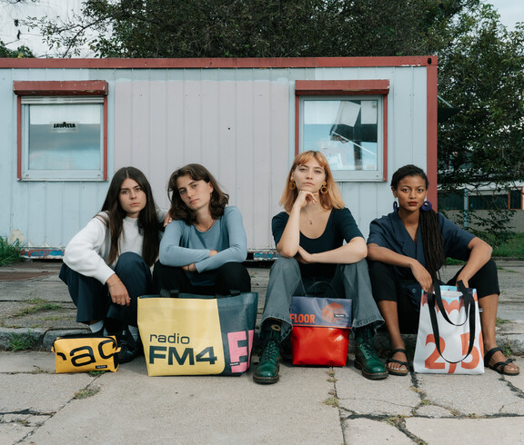 Jugendliche mit ihren FM4 tag.werk Taschen 