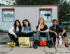 Jugendliche mit ihren FM4 tag.werk Taschen 