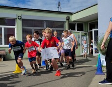 Die Volkschüler*innen und Kindergartenkinder in Tillmitsch liefen beim youngCaritas LaufWunder insgesamt 623 Kilometer, um Spenden für Kinder in Burundi zu sammeln. 