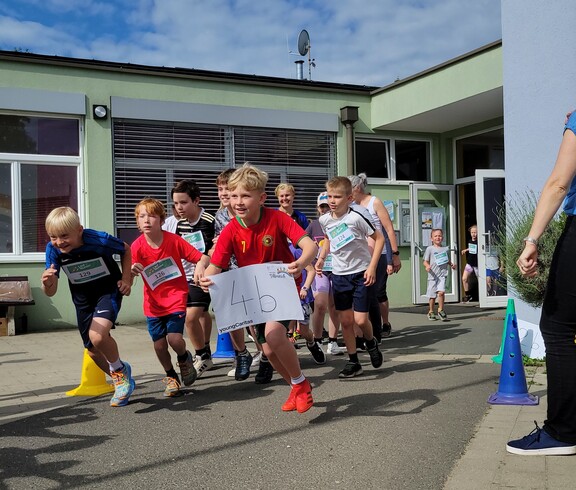 Die Volkschüler*innen und Kindergartenkinder in Tillmitsch liefen beim youngCaritas LaufWunder insgesamt 623 Kilometer, um Spenden für Kinder in Burundi zu sammeln. 