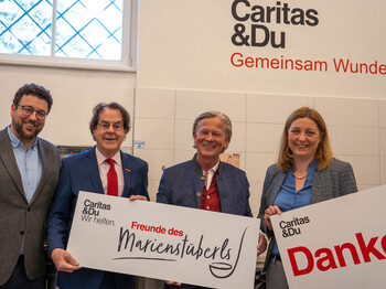 Spendencheckübergabe von Herrn Brandner an Vertreter*innen des Marienstüberls