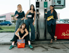 Jugendliche mit tag.werk Taschen und Rucksäcken bei einer Tankstelle