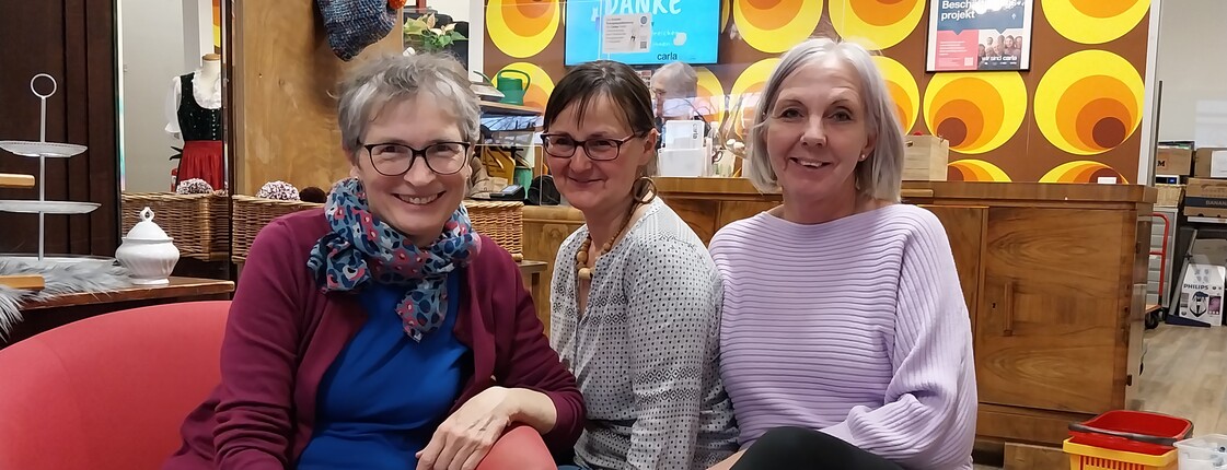Gerlinde Schiester, Christine Engelmann und Susanne Thuswohl sitzen auf der Couch im Carla bei der Veranstaltung "Caritas unterwegs"
