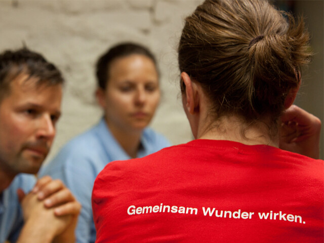 Caritas-Mitarbeiterin bei einer Beratung