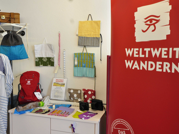 Upgecycelte Reiseutensilien und Weltweit Wandern Produkte im Offline Geschäft