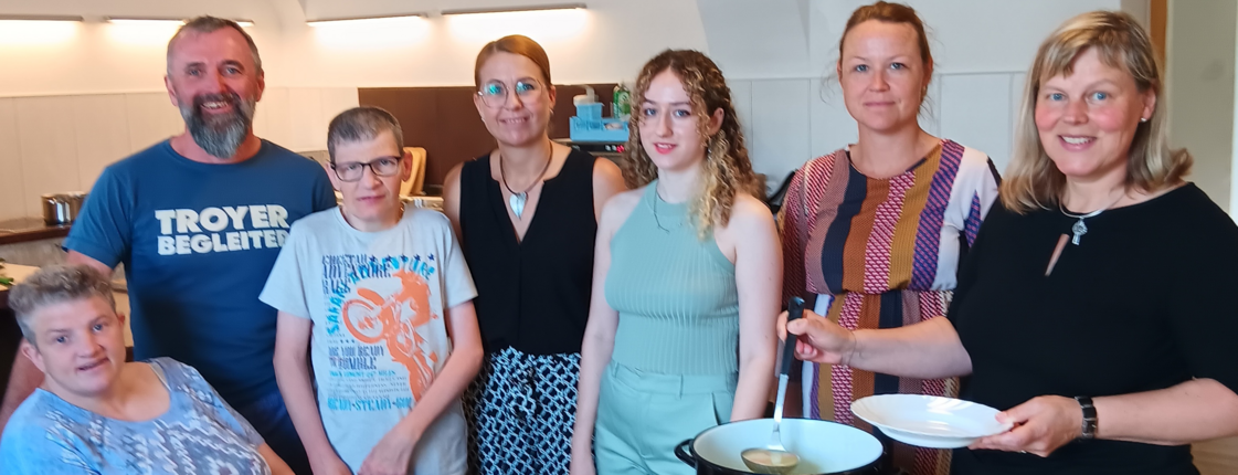 Gruppenfoto von den Köch*innen der Solisuppe in der Küche