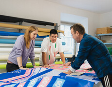 Das tag.werk Team mit Jugendlichen bei der Taschenproduktion
